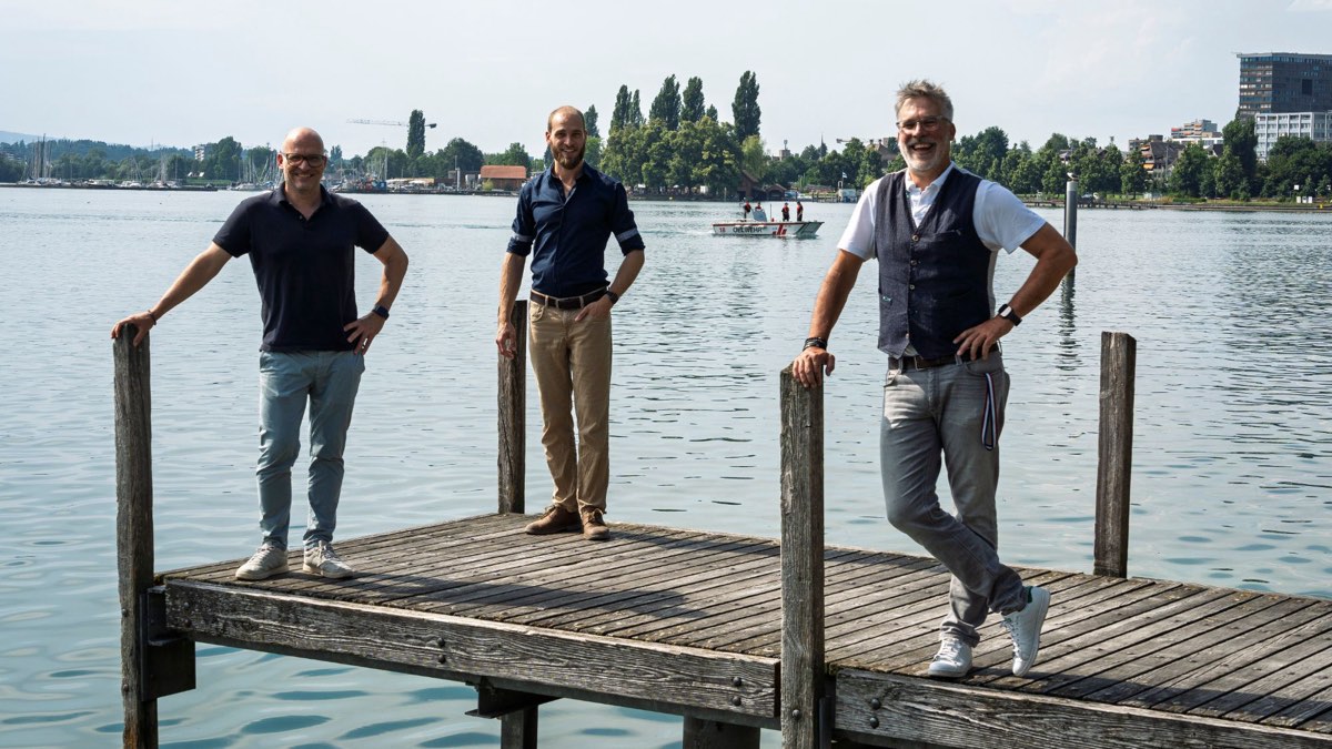 Die drei Hafenmeister Marco, Johannes und Philipp auf dem Steg am Zuger Hafen